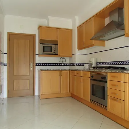 Between Beach And Downtown Apartment