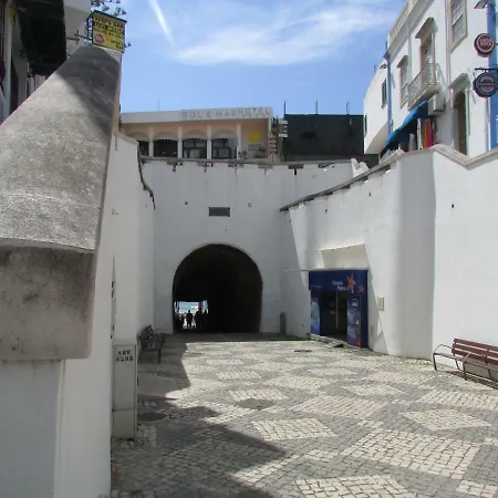 Between Beach And Downtown Apartment *